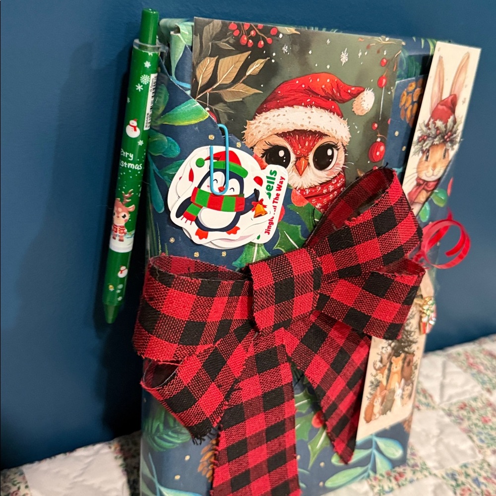 Blind date with a book Christmas edition hardcover - Picture 2 of 4